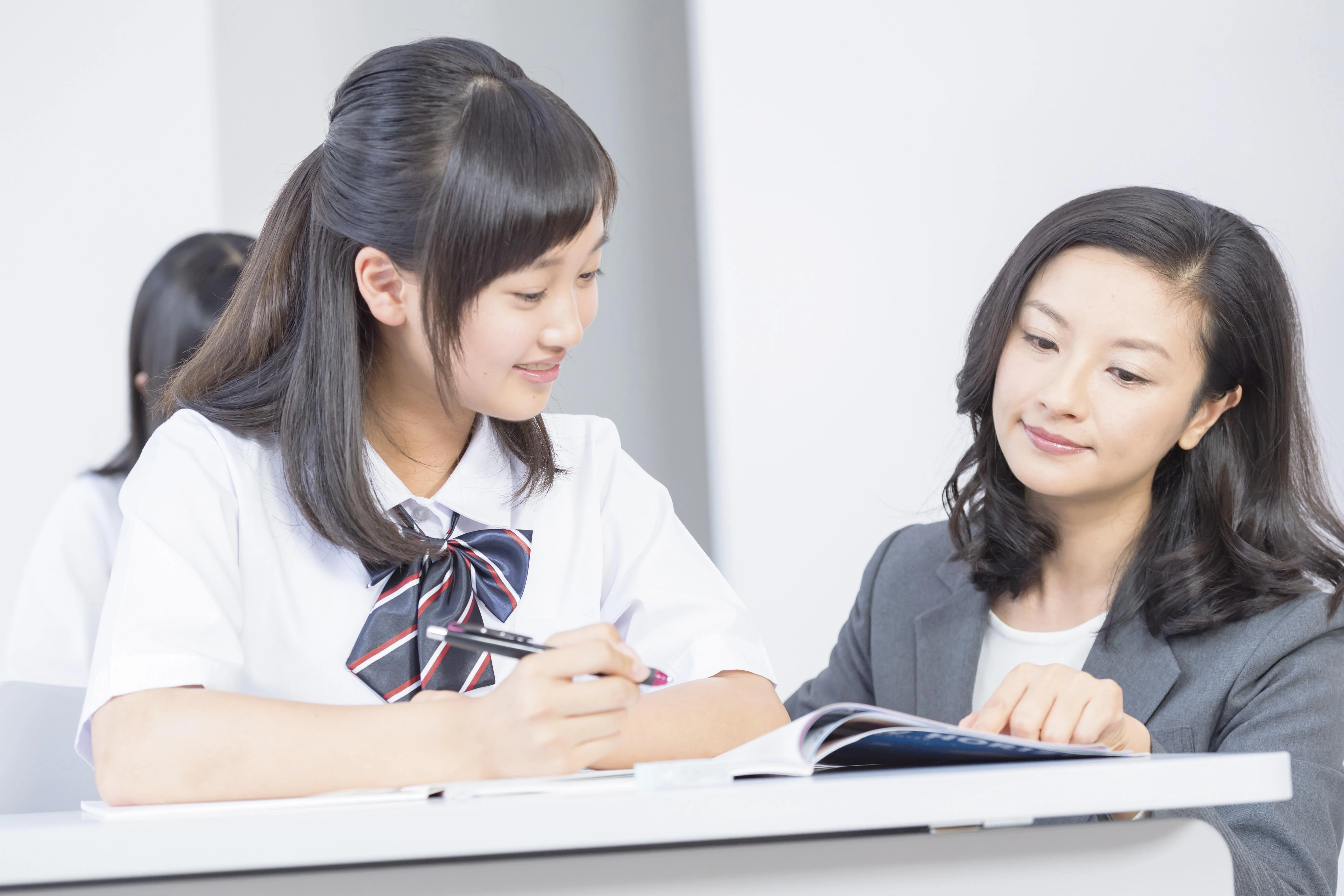 KATEKYO学院直江津校の完全マンツーマン授業は、小学生、中学生、高校生も社会人教師が完全1対1で授業を行います。