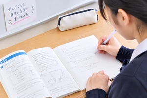 日本語ノートに集中する学生