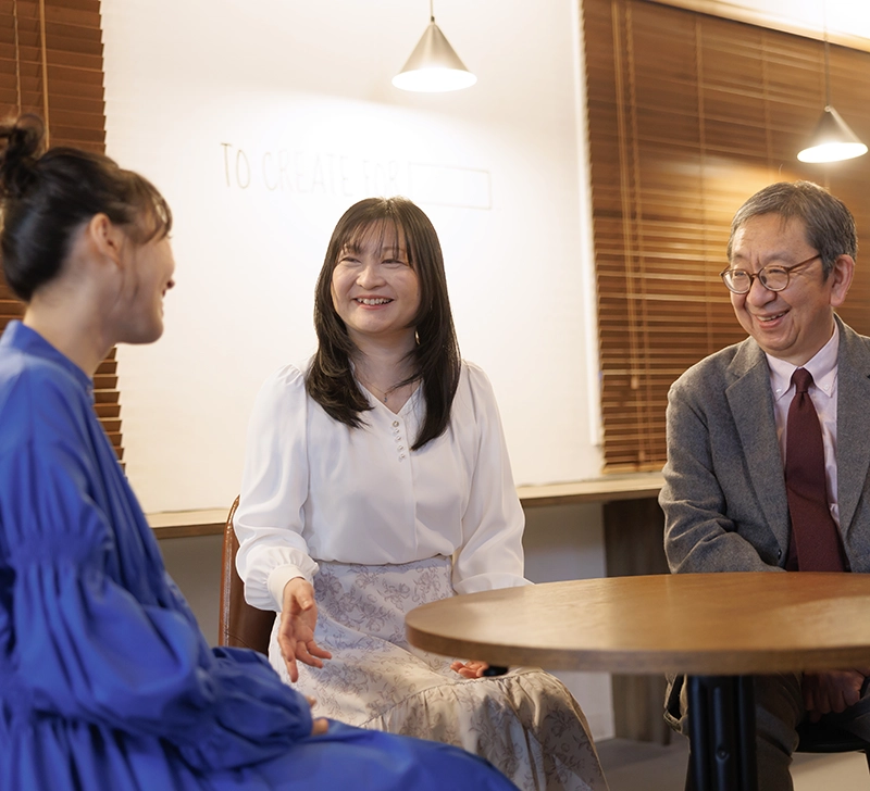 恩師と対談する横山さん